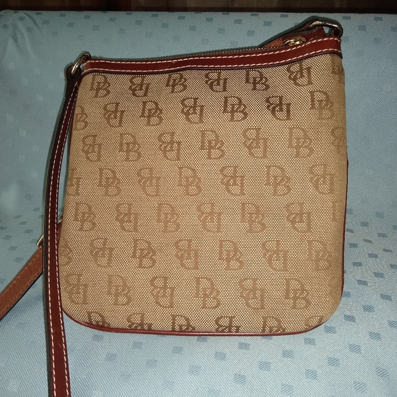 Dooney and Bourke signature letter carrier bag. - Picture 2 of 9